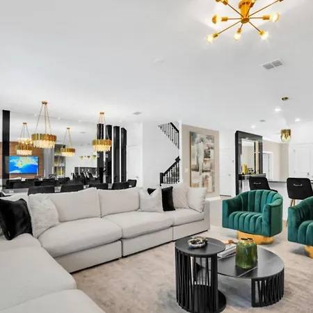 Spacious Retreat With Pool And Hot Tub 6292